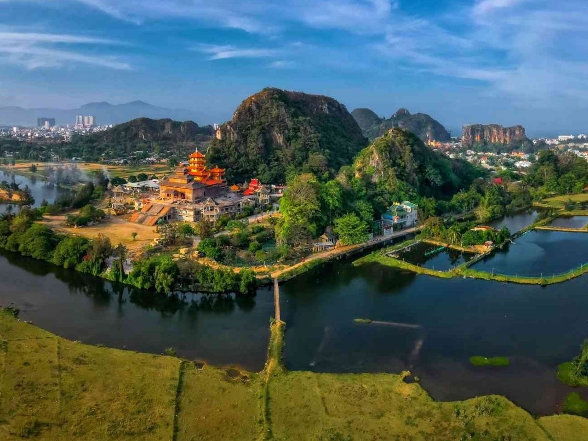 Từ bãi biển Tân Trà, du khách dễ dàng kết nối đến các danh thắng nổi tiếng tại Đà Nẵng.