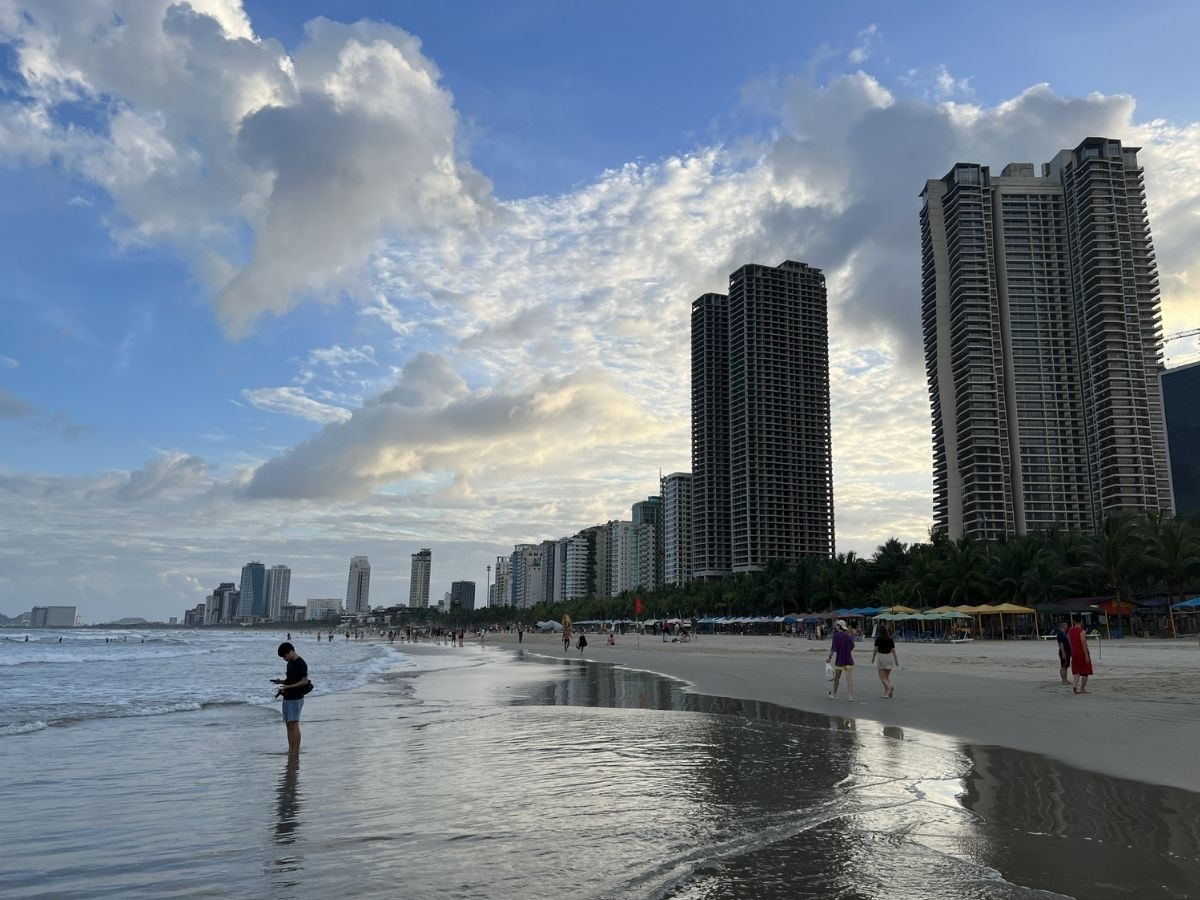 Việc đến bãi biển Tân Trà rất dễ dàng nhờ mạng lưới giao thông thuận tiện của Đà Nẵng.