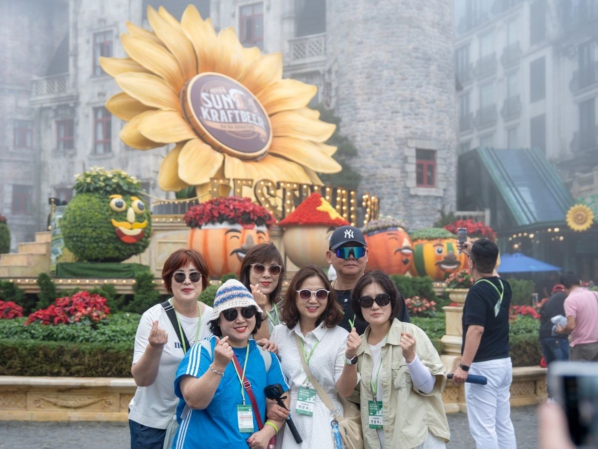 Buổi sáng, bạn xuất phát sớm từ trung tâm Đà Nẵng để tham quan Sun World Ba Na Hills.
