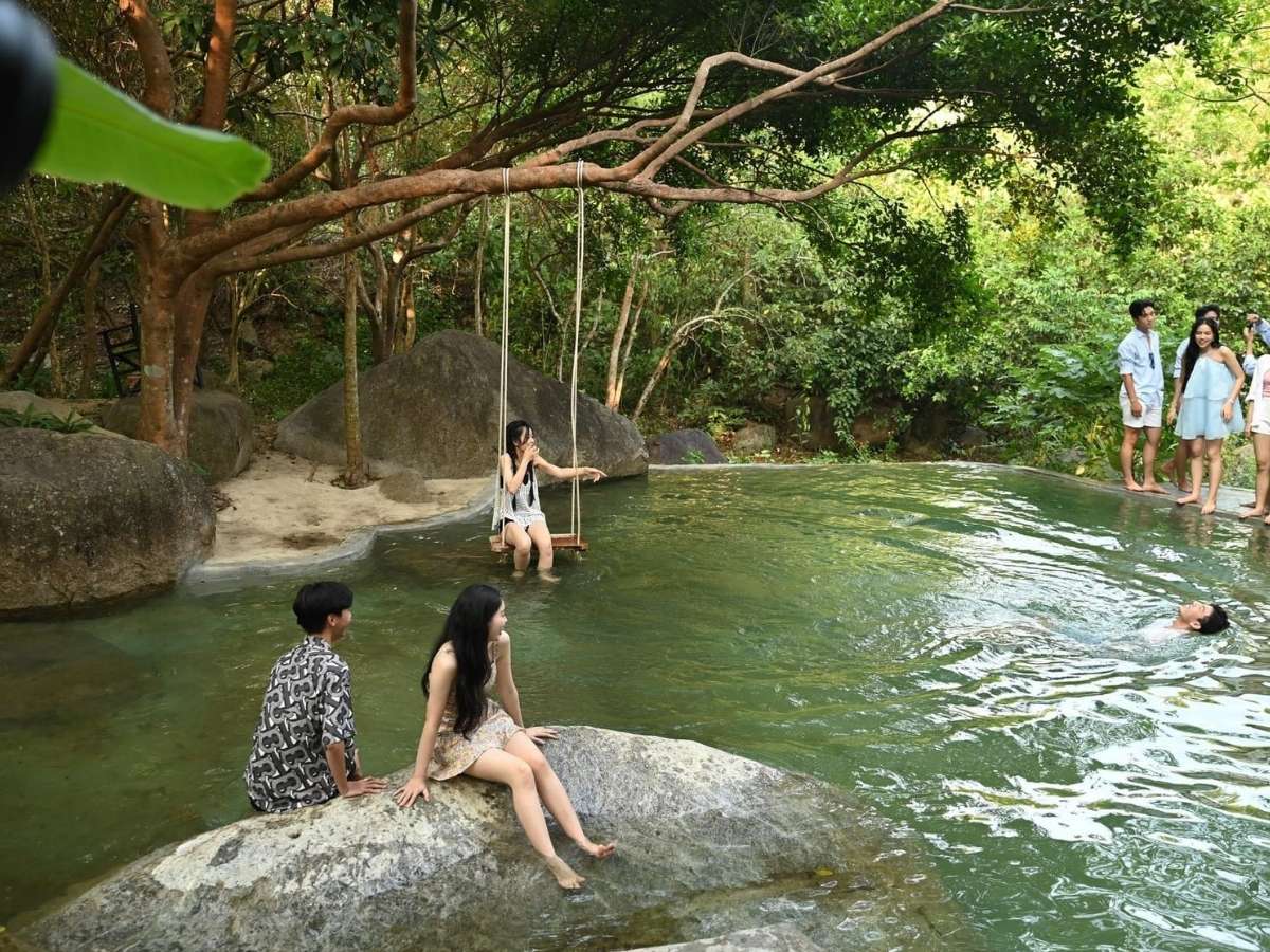 Dòng suối lớn với những bãi đá tự nhiên và làn nước trong xanh là phông nền lý tưởng cho nhiều bức ảnh đẹp.