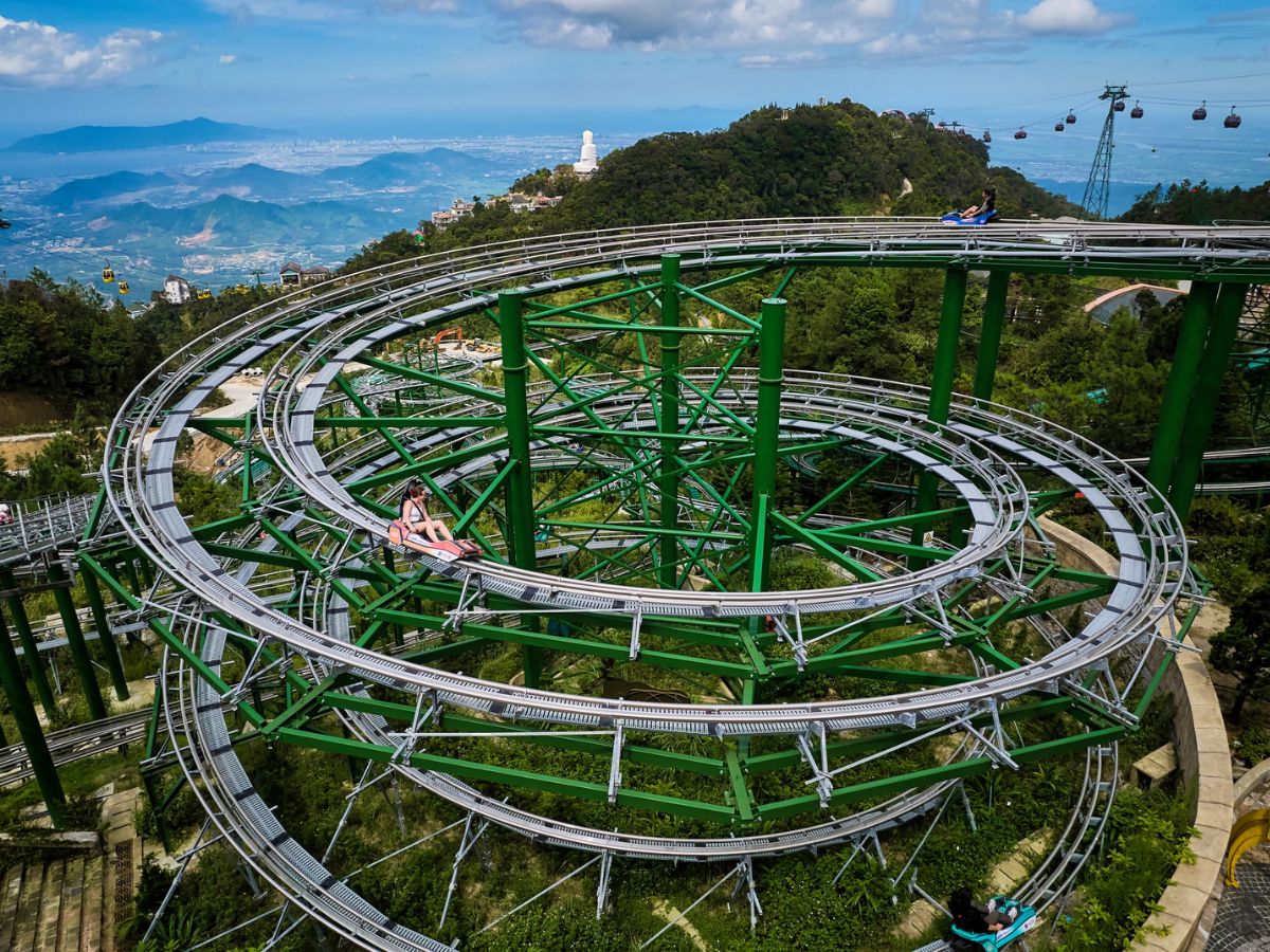 Du khách có được những trải nghiệm thú vị khi tham gia các trò chơi ngoài trời tại Sun World Ba Na Hills.