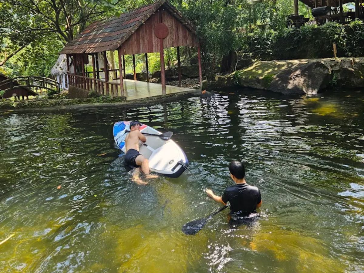 Du khách nên đến Suối Hoa vào những ngày trời mát mẻ để trải nghiệm các hoạt động vui chơi ngoài trời thoải mái nhất.