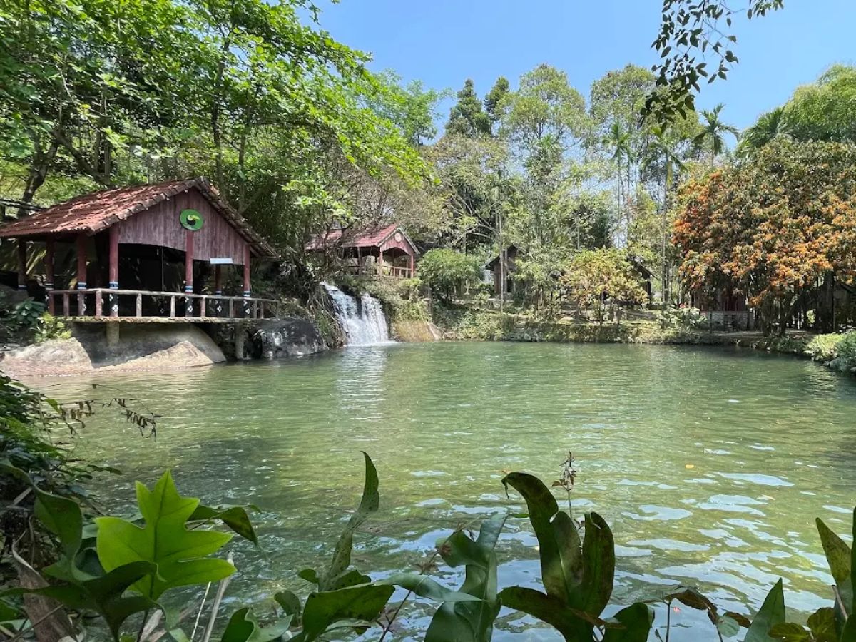 Suối Hoa sở hữu khung cảnh thiên nhiên xanh mát mang đến sự thư giãn tuyệt vời dành cho du khách.