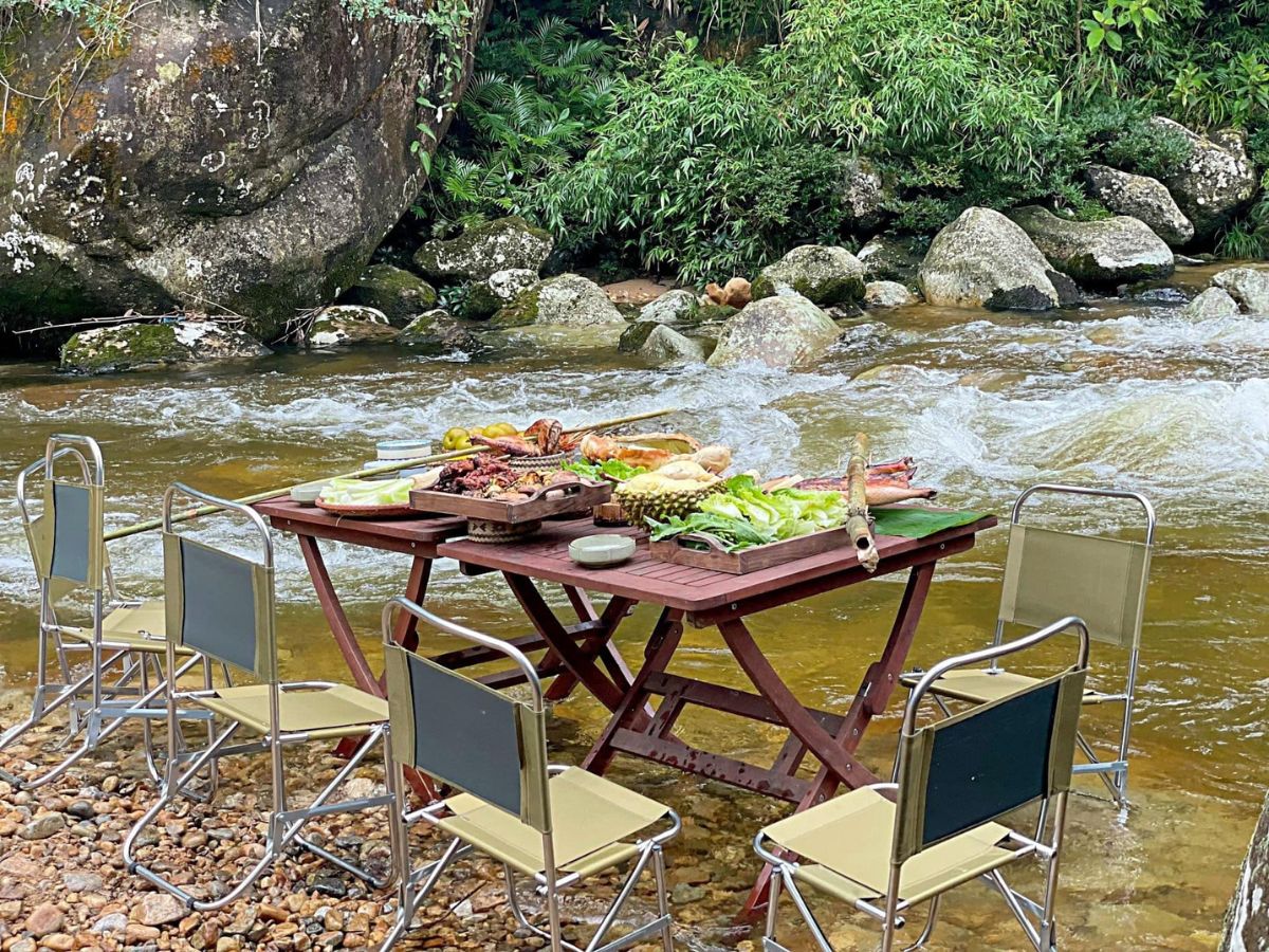 Những bữa tiệc nướng ngoài trời bên dòng suối mát là trải nghiệm vô cùng thú vị khi đến Suối Mơ