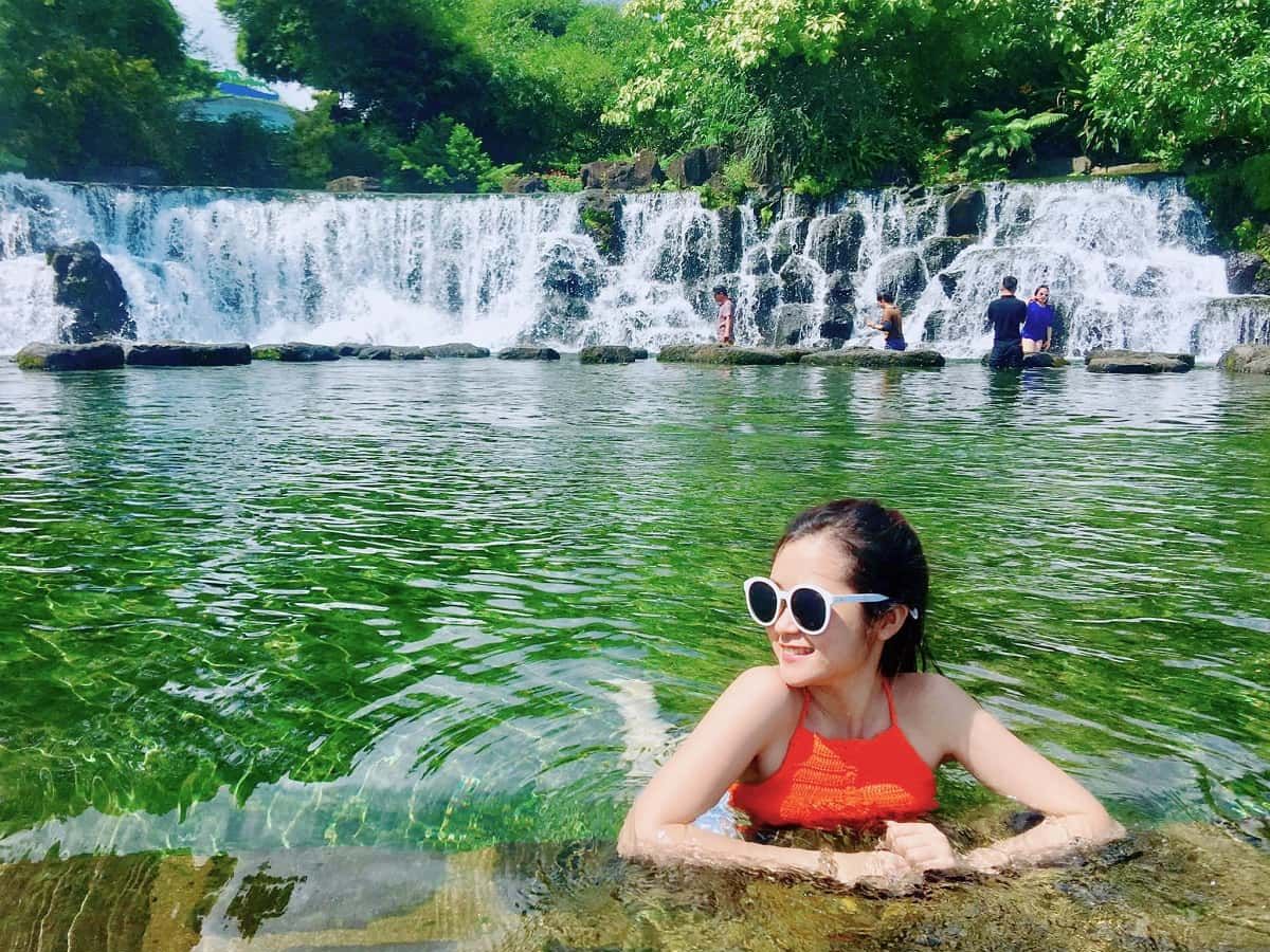 Khung cảnh thiên nhiên xanh mát cùng không khí mát mẻ, trong lành ở Suối Mơ là điều khiến du khách ưa thích khi ghé đến.