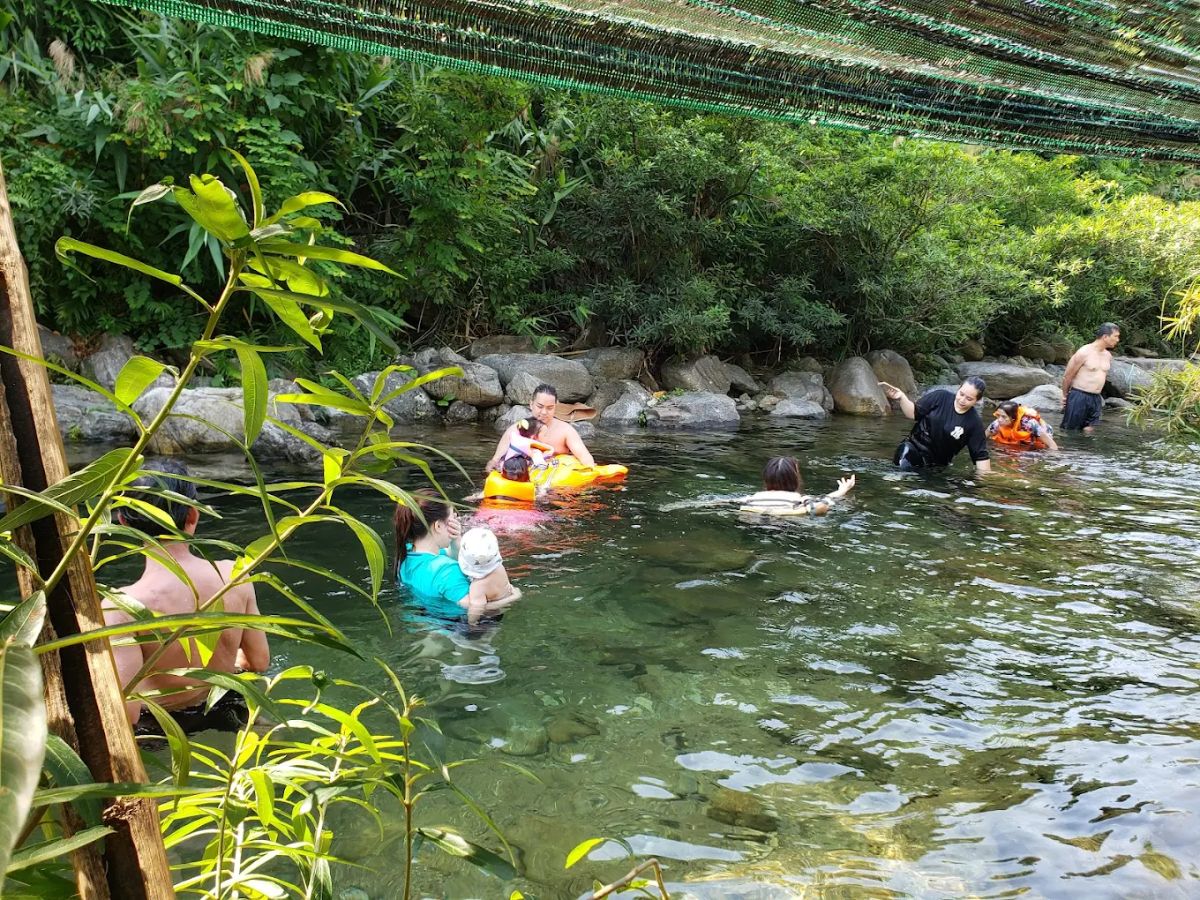 Du khách nên ghé đến Suối Mơ vào những ngày trời nắng đẹp để trải nghiệm các hoạt động ngoài trời một cách thoải mái.