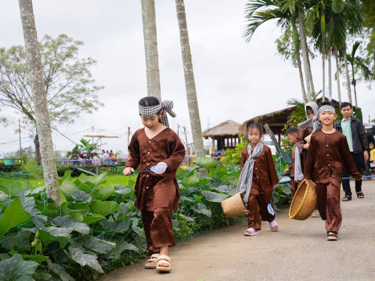 Mô hình du lịch cộng đồng nông nghiệp sinh thái được tổ chức ở làng cổ Phong Nam tạo điều kiện để các bạn thiếu nhi được trải nghiệm nhiều hoạt động.
