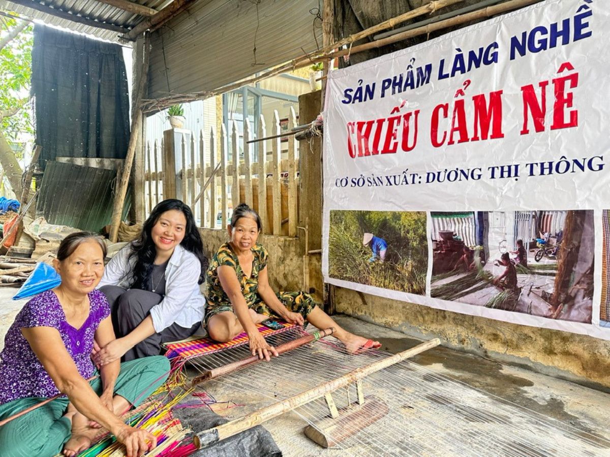 Du khách được dịp trải nghiệm quy trình dệt chiếu dưới sự hướng dẫn tận tình từ các nghệ nhân và người dân địa phương ở làng nghề.