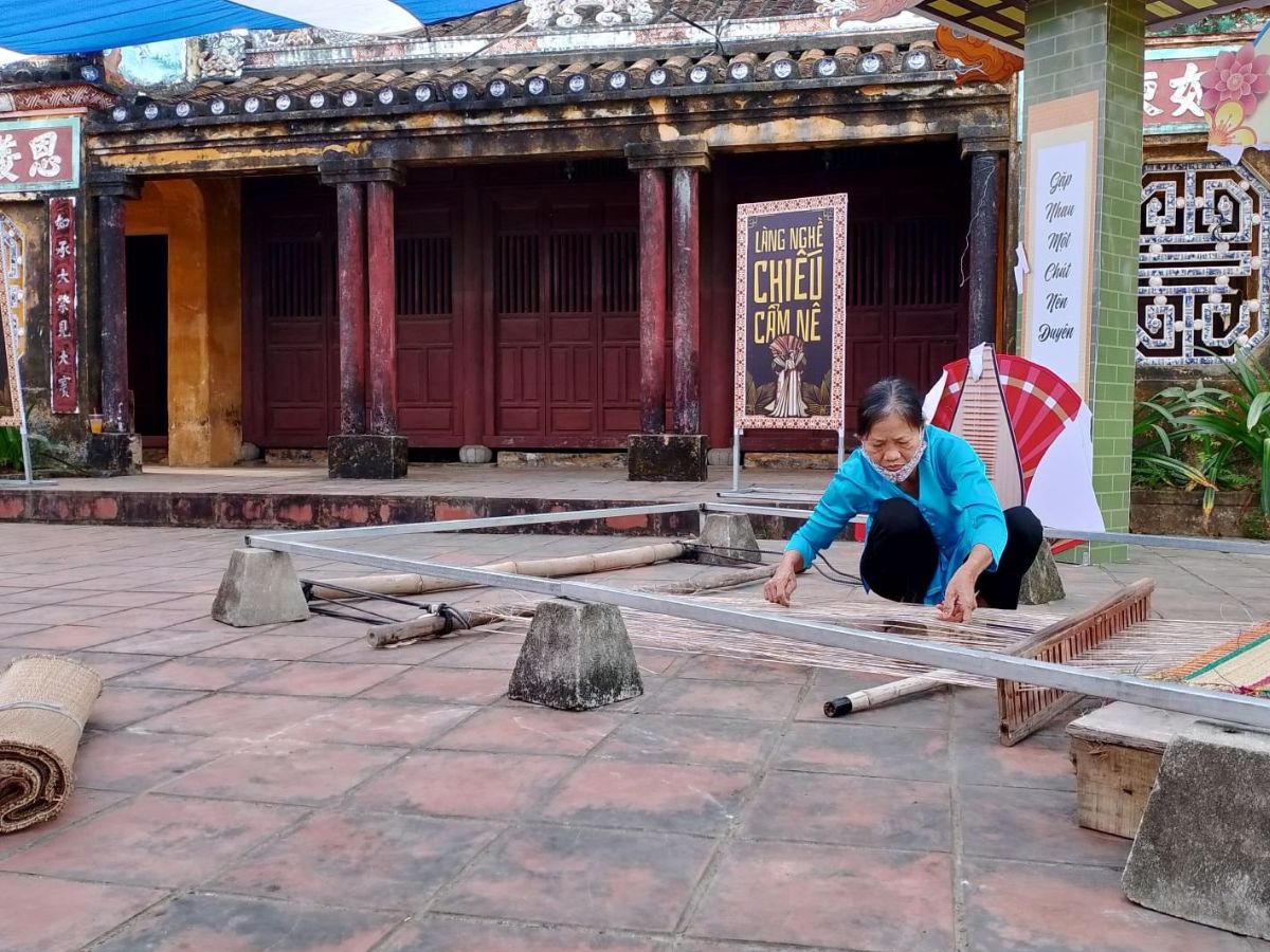 Không gian làng chiếu Cẩm Nê bình dị mang đến trải nghiệm gần gũi và thân thuộc cho du khách thập phương mỗi lần ghé thăm.