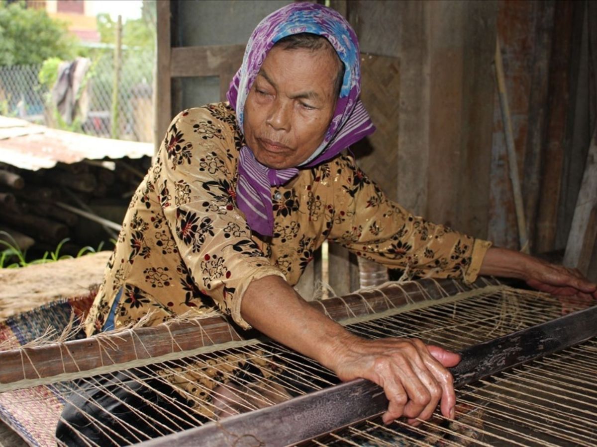 Việc giữ thái độ lịch sự và tôn trọng luôn là điều mà du khách nên chú ý khi ghé đến làng chiếu Cẩm Nê.