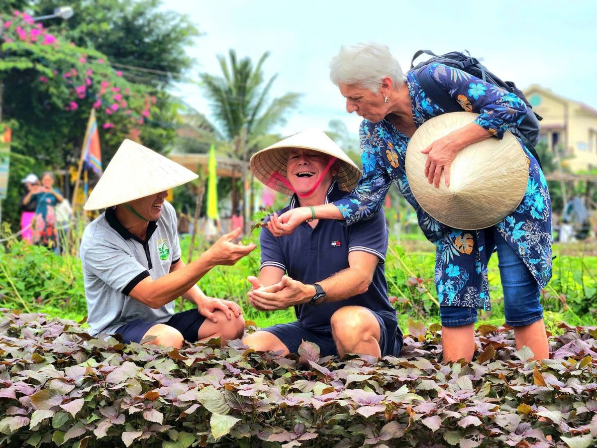 Du khách nên chuẩn bị đầy đủ các phụ kiện chống nắng và đi lại an toàn khi tham quan làng rau Trà Quế.