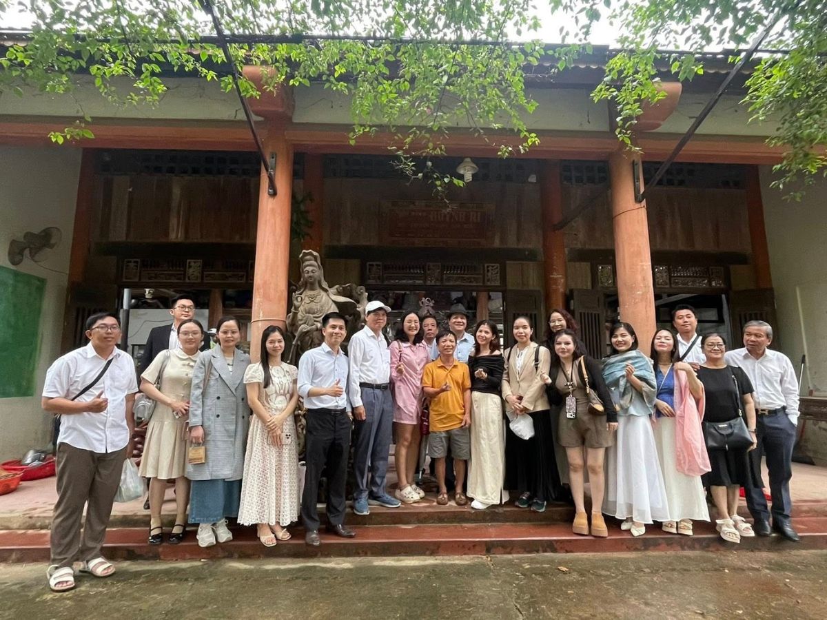 Khi đến làng mộc Kim Bồng, du khách nên giữ thái độ tôn trọng và lịch sự.
