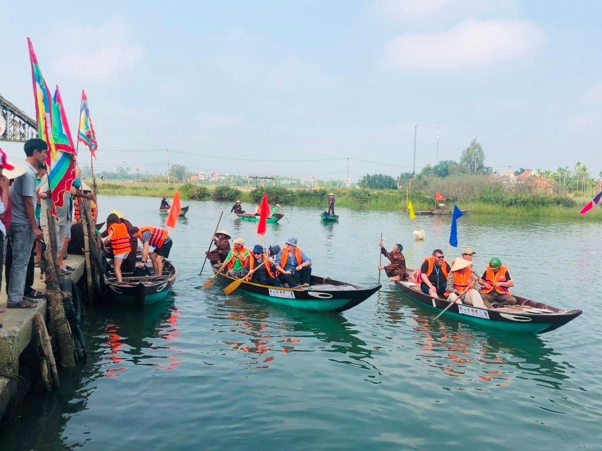 Du khách có thể đến làng mộc Kim Bồng bằng đường thuyền từ phố cổ Hội An.