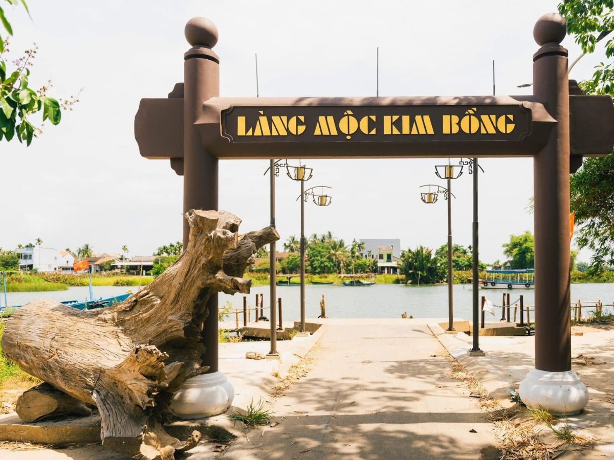 Làng mộc Kim Bồng có ba mặt giáp sông và nằm ở hạ lưu sông Thu Bồn, ngay đối diện phố cổ Hội An.
