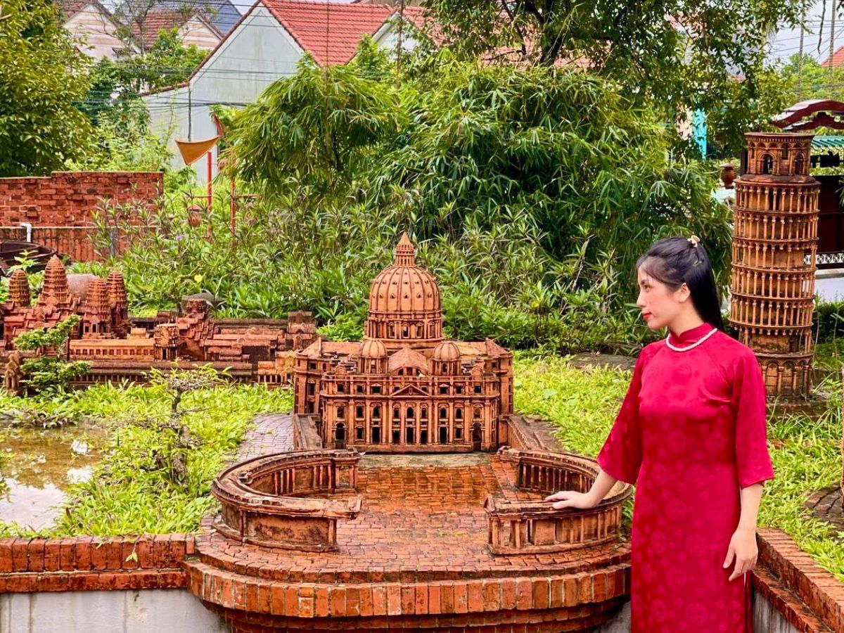 Công viên Đất nung Thanh Hà tại làng gốm thu hút du khách đến check in và khám phá.