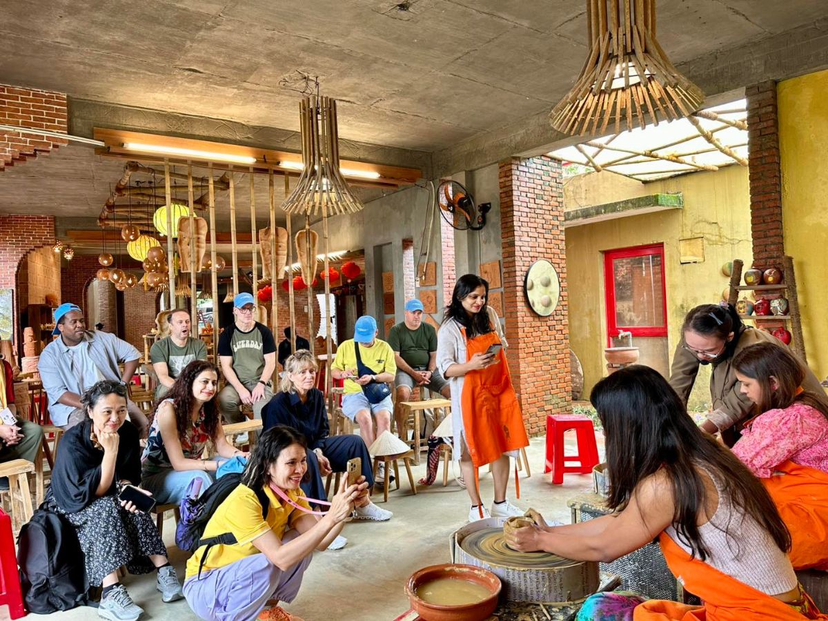 Du khách đến làng gốm Thanh Hà nên có thái độ tôn trọng và lịch sự.