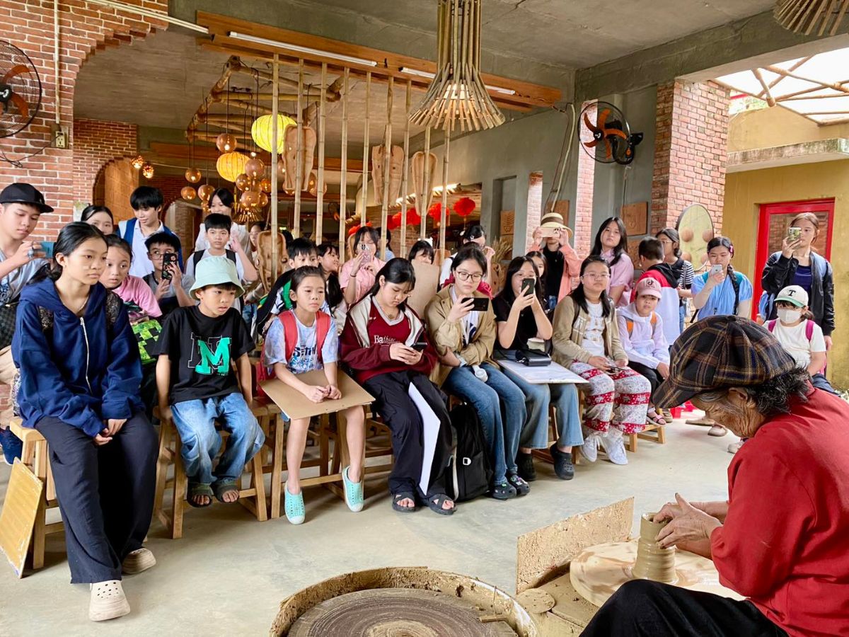 Du khách được trải nghiệm quan sát quy trình làm gốm tại làng gốm Thanh Hà.