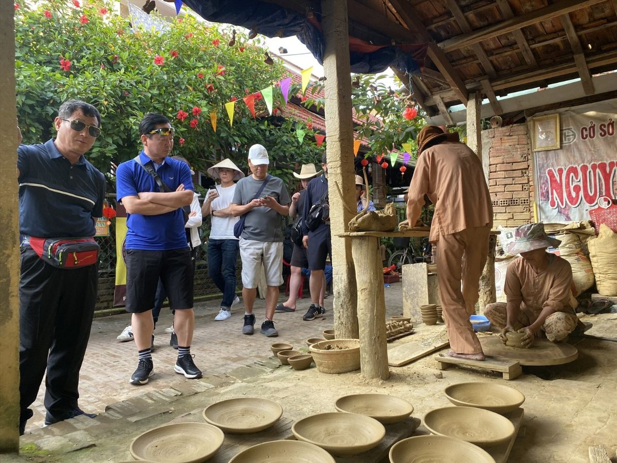 Đường đến làng gốm Thanh Hà khá dễ tìm nên du khách không quá khó khăn khi di chuyển đến đây.