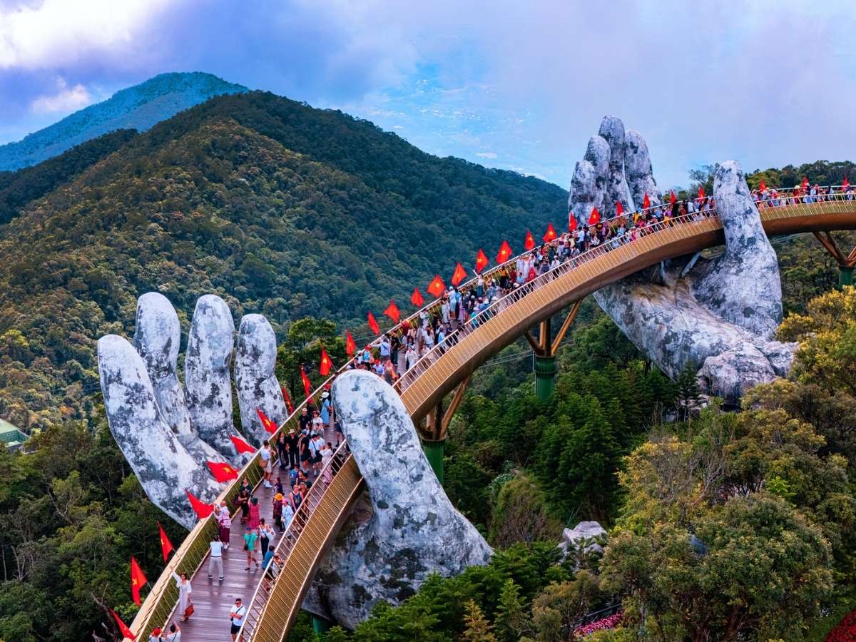 Khu du lịch này nổi bật với những công trình mang tính biểu tượng như Cầu Vàng với hình ảnh bàn tay khổng lồ.