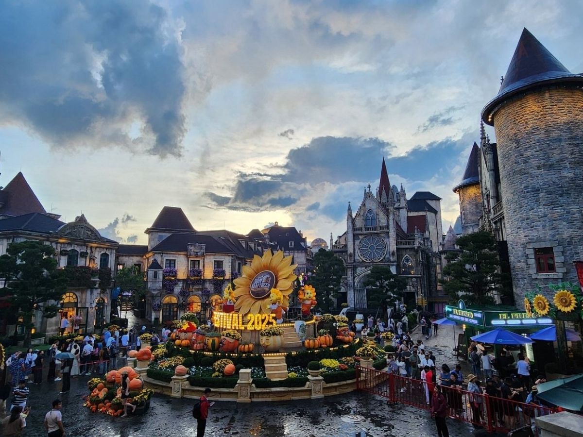 Việc thưởng thức những món đồ uống nóng, dạo bước giữa ánh đèn sáng rực rỡ càng làm tăng thêm trải nghiệm và ấn tượng về Bà Nà Hills về đêm.