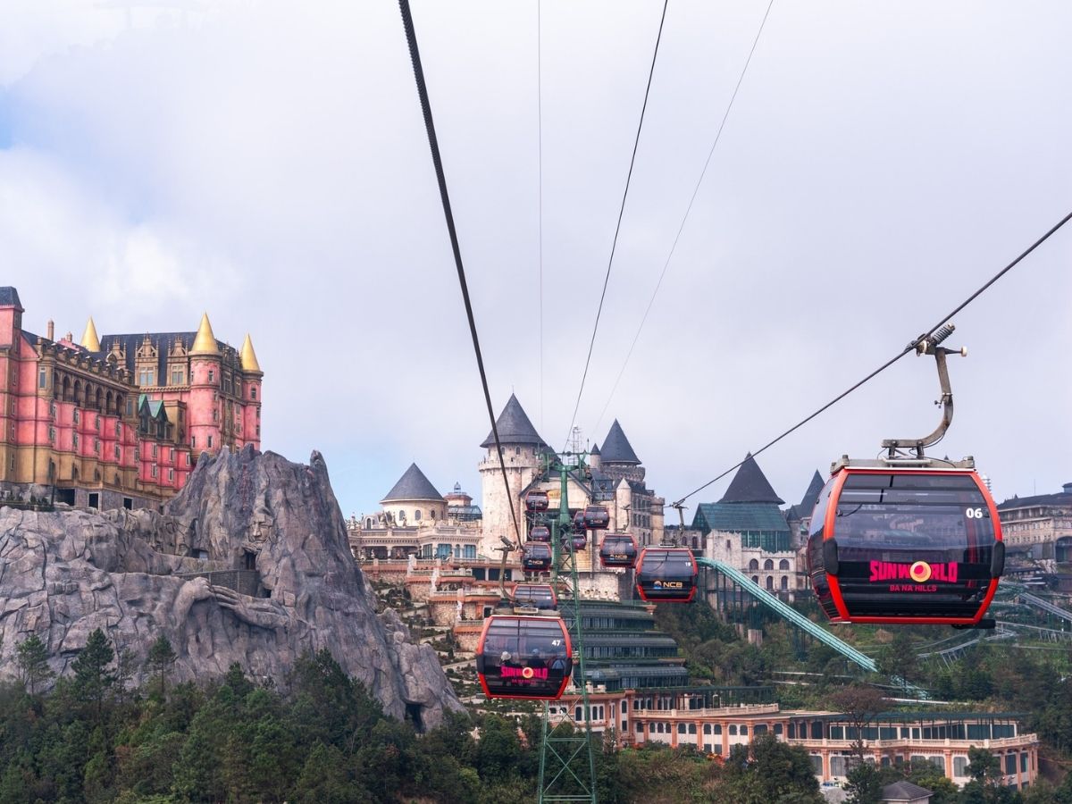 Sun World Ba Na Hills là một trong những điểm đến nổi bật với hệ thống cáp treo từng lập kỷ lục thế giới.