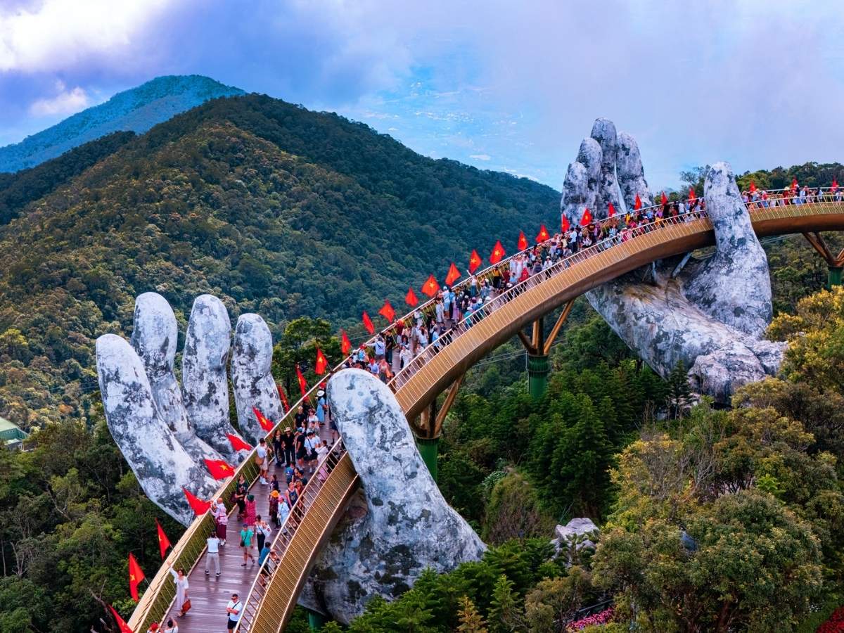 Nhiều đơn vị lữ hành tổ chức gói combo bao gồm xe đưa đón và vé cáp treo Ba Na Hills trong ngày, rất tiện lợi cho khách đi tàu hỏa đi Đà Nẵng.