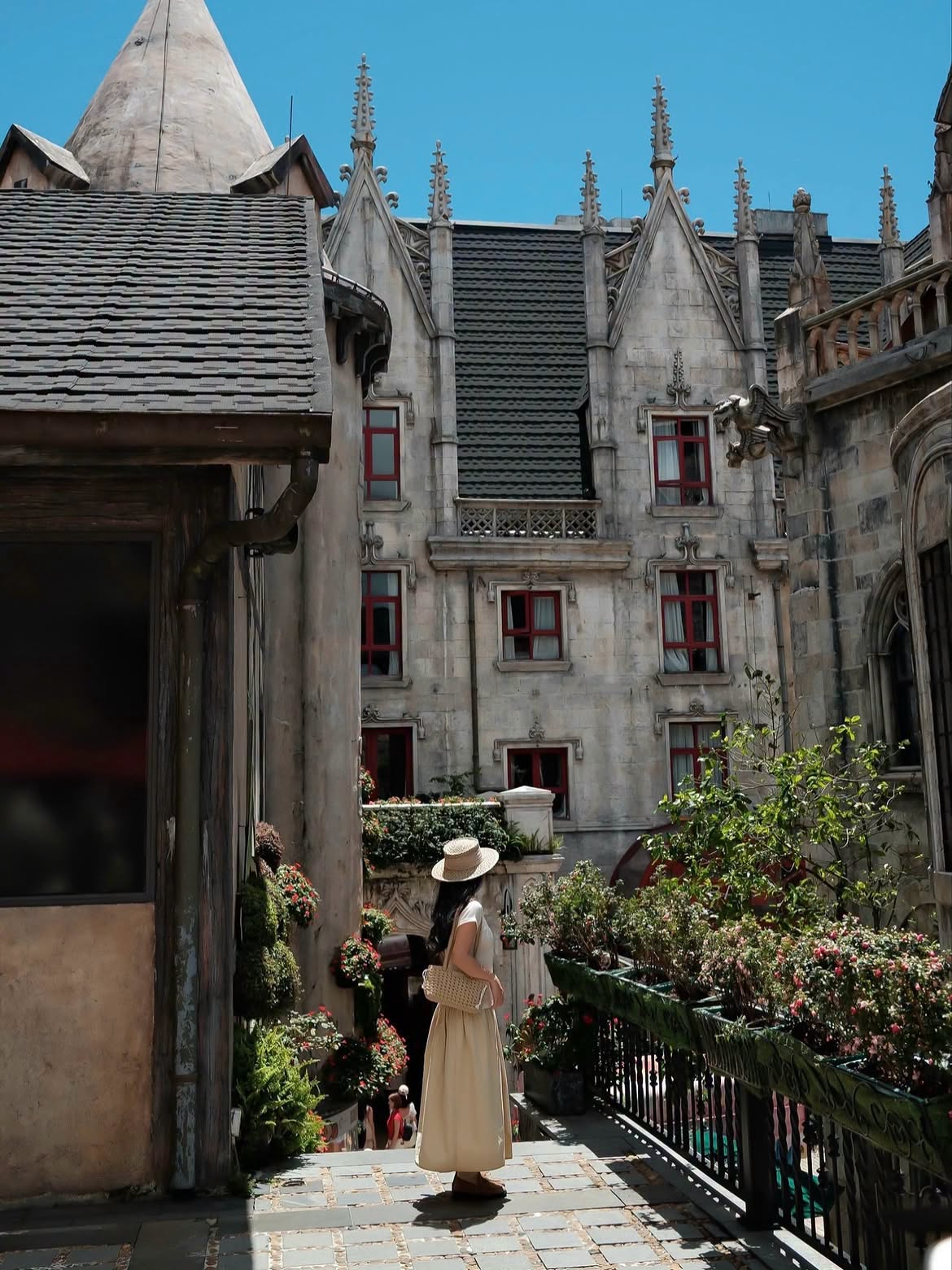 Không gian đậm chất châu Âu tại làng Apremont-sur-Allier, Sun World Ba Na Hills.