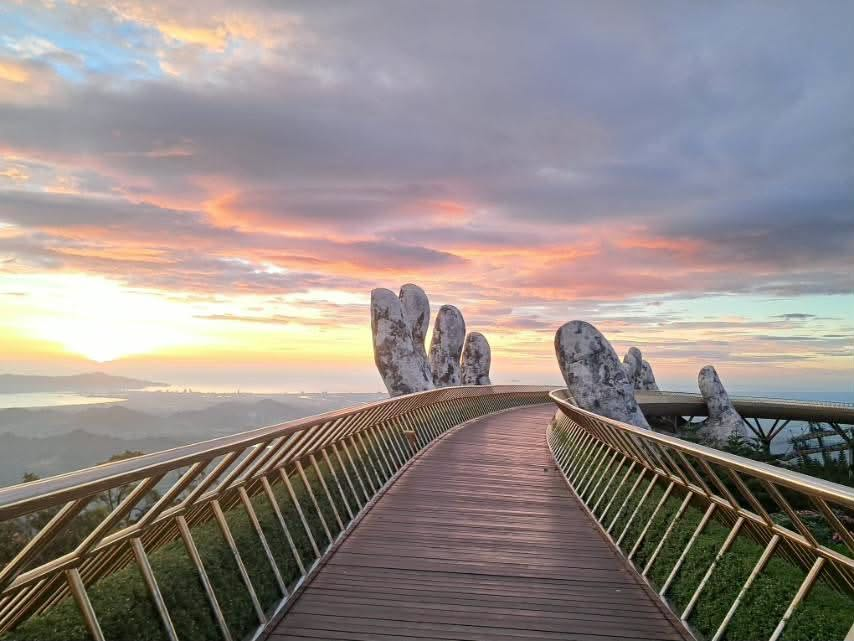 Cầu Vàng là điểm check-in không thể bỏ lỡ khi đến Ba Na Hills.