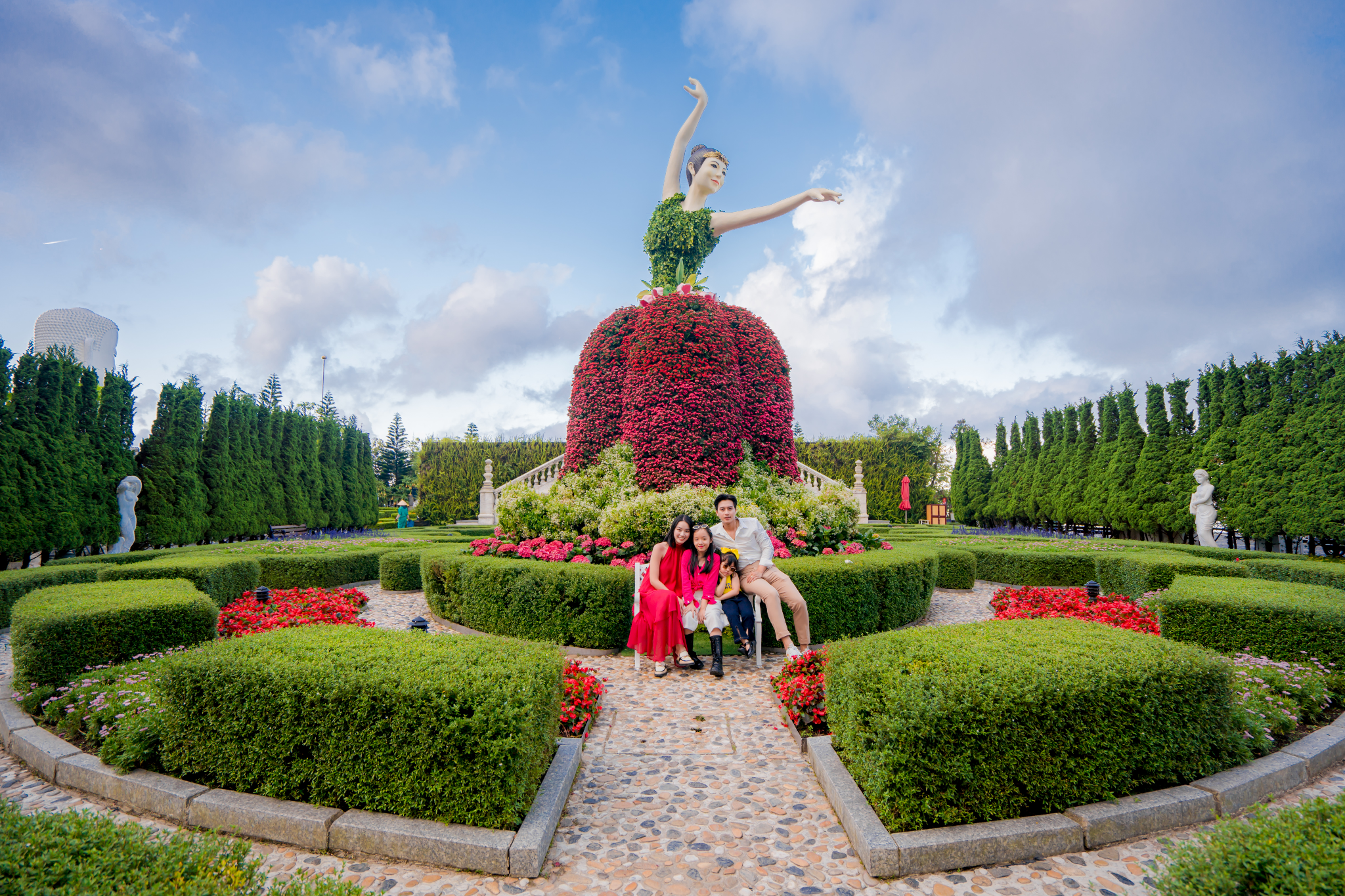 Du khách lưu giữ khoảnh khắc giữa không gian rực rỡ của Le Jardin D'Amour tại Sun World Ba Na Hills.