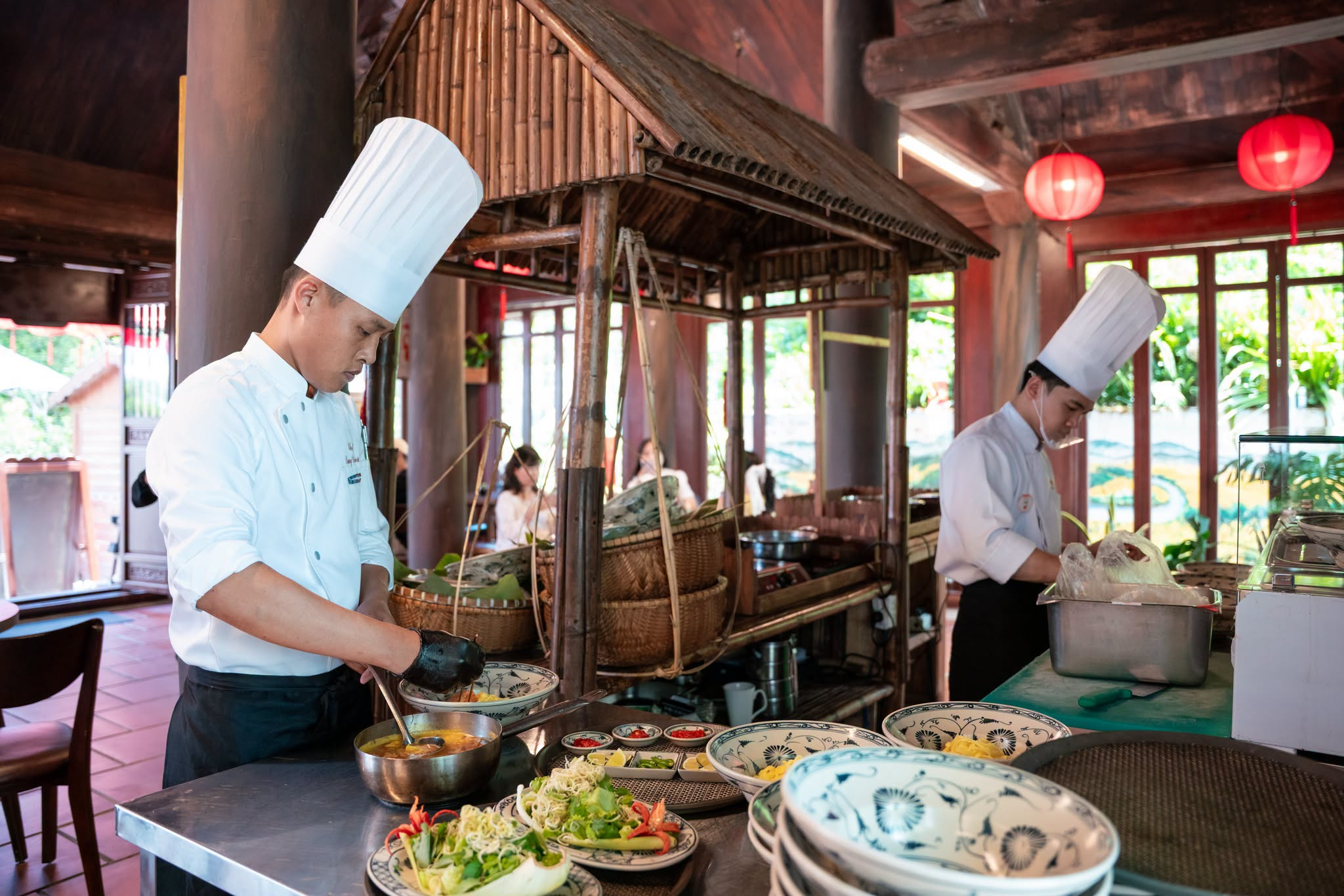 Du khách thưởng thức đa dạng món ăn tại hệ thống nhà hàng của Sun World Ba Na Hills