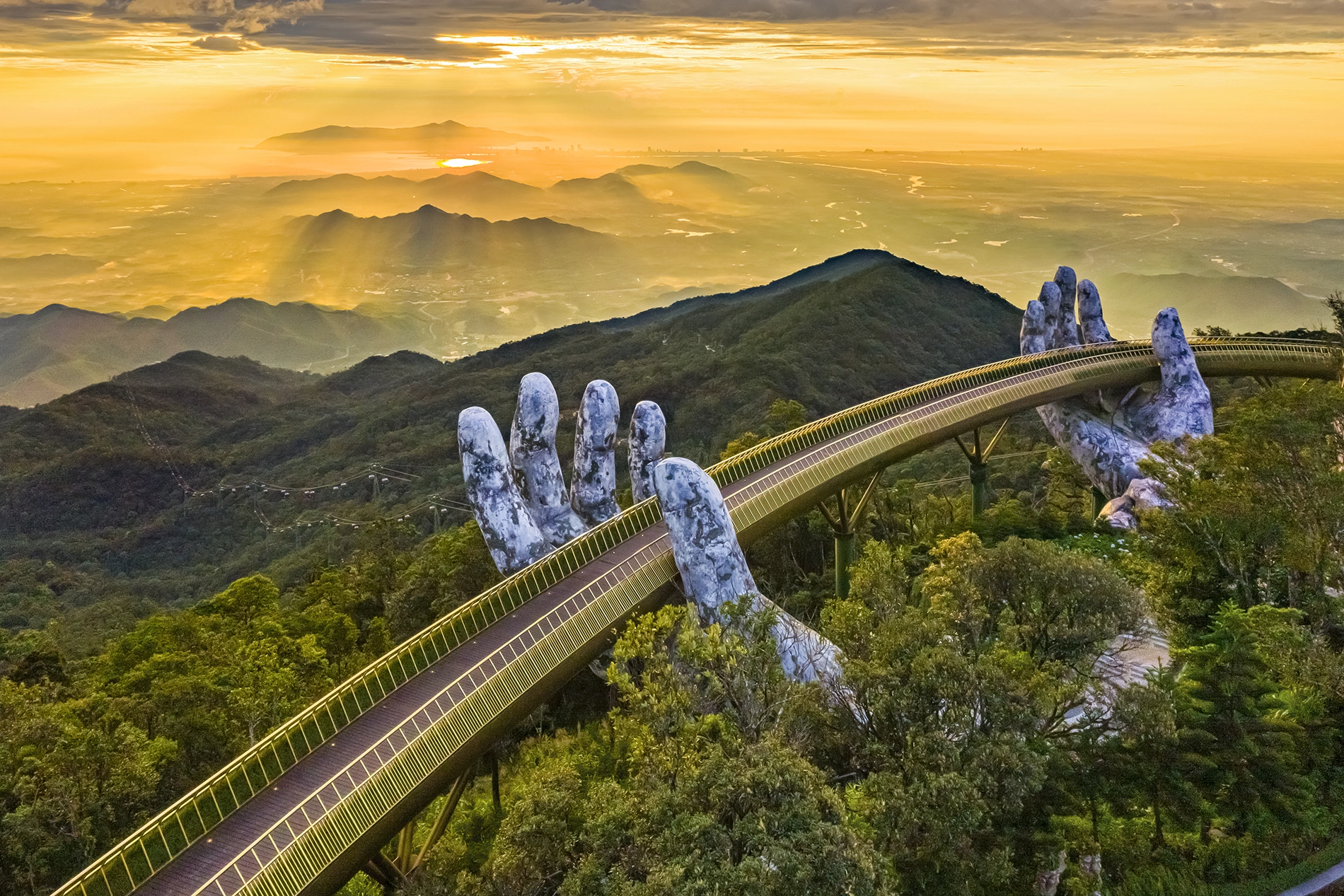 Cầu Vàng tại Sun World Ba Na Hills – điểm check-in bắt buộc của du khách Hàn Quốc tại Đà Nẵng.