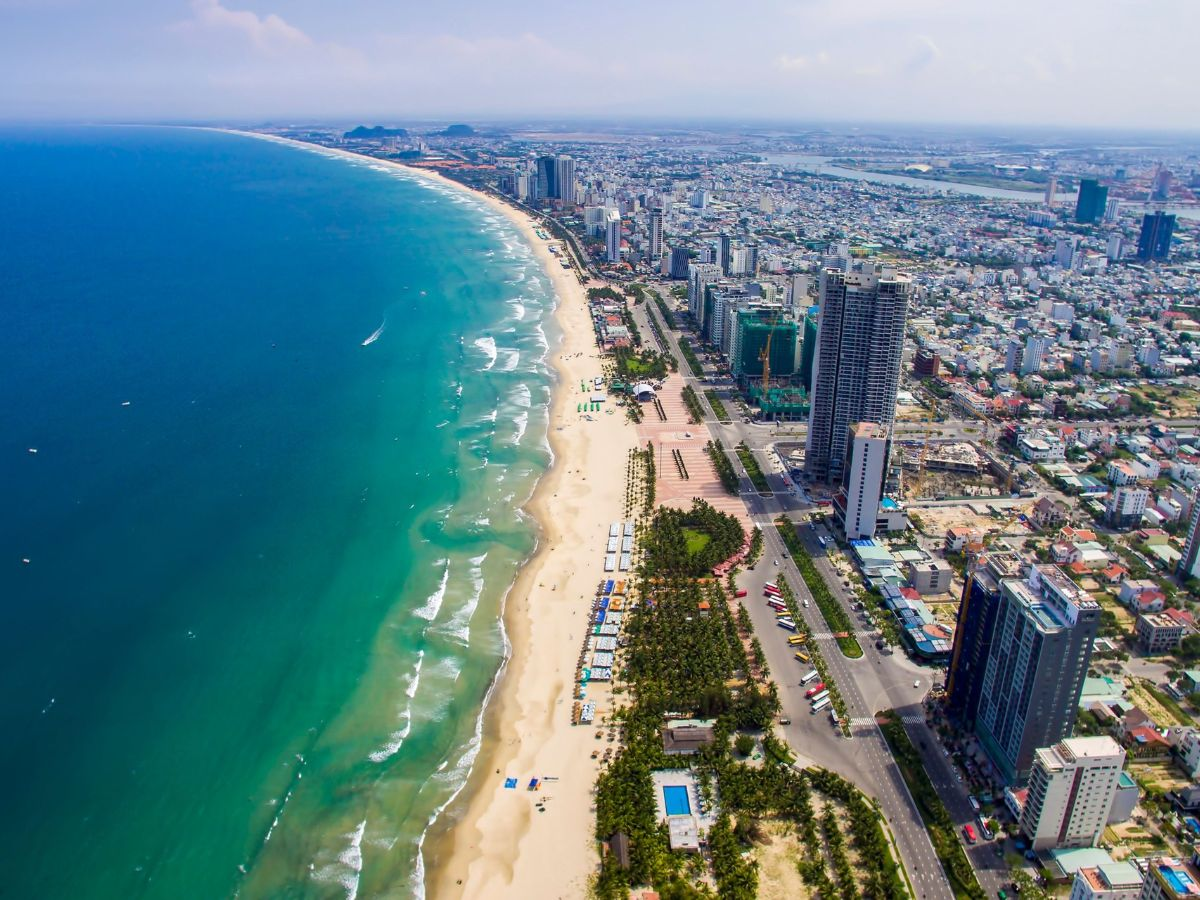 Bãi biển Mỹ Khê thu hút du khách với bờ cát trắng mịn và làn nước trong xanh. (Nguồn: Sưu tầm)