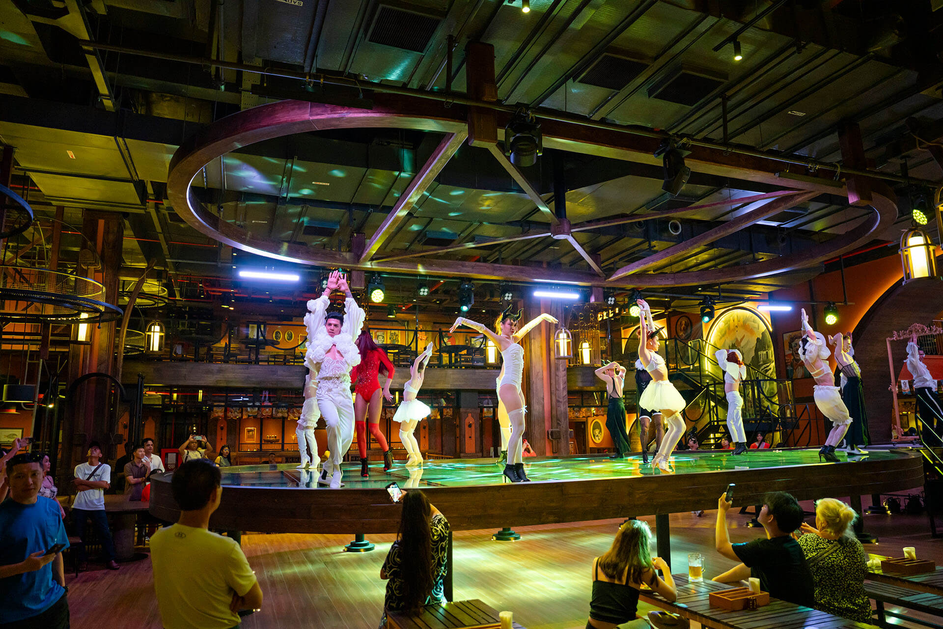 Show After Glow mang đến không gian nghệ thuật sôi động tại Beer Plaza vào mỗi buổi tối. (Nguồn: Sưu tầm)