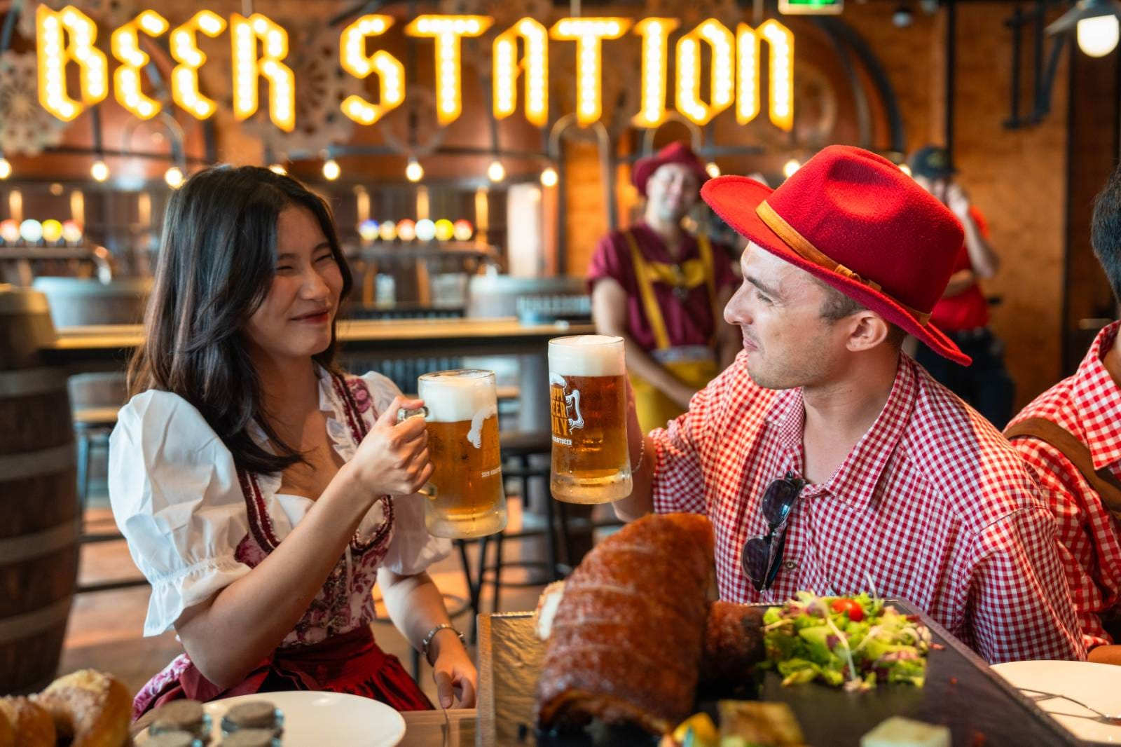 Du khách thưởng thức buffet với thực đơn đa dạng tại nhà hàng Beer Plaza. (Nguồn: Sưu tầm)