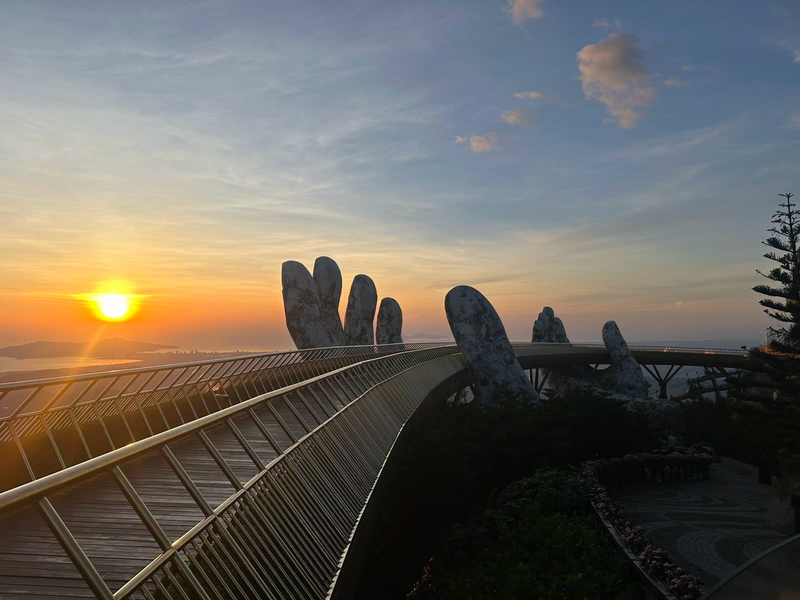 Du khách nên check-in Cầu Vàng vào buổi sáng, thời điểm lý tưởng để lưu lại những bức ảnh đẹp. (Nguồn: Sưu tầm)