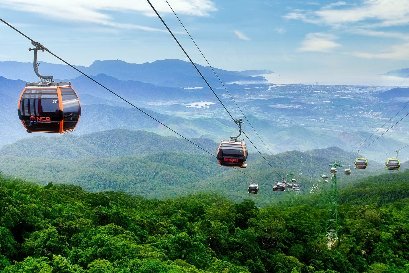 Cáp treo Bà Nà Hills đưa du khách băng qua khu rừng nguyên sinh hùng vĩ. (Nguồn: Sưu tầm)