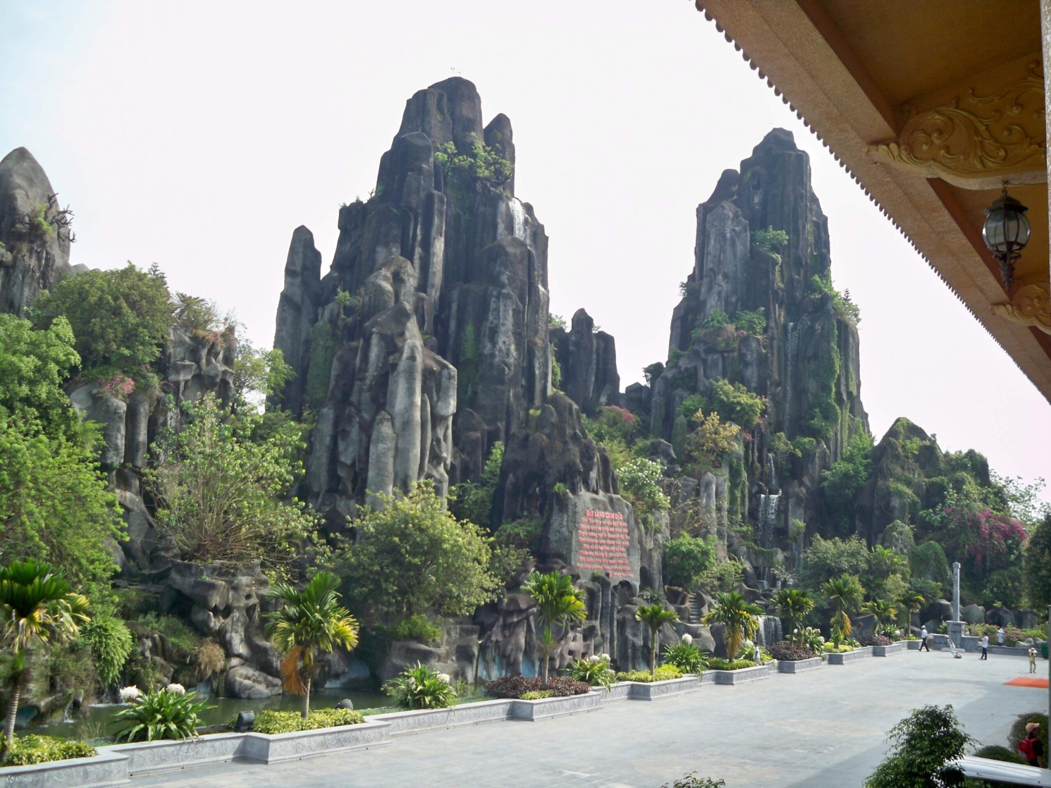 Ngũ Hành Sơn là quần thể danh thắng nổi tiếng với chùa cổ, hang động và điểm ngắm cảnh. (Nguồn: Sưu tầm)