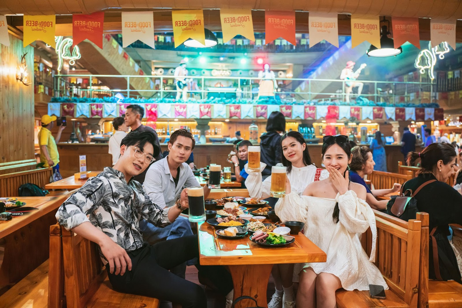 Du khách thưởng thức bữa trưa ngon miệng tại nhà hàng Beer Plaza. (Nguồn: Sưu tầm)