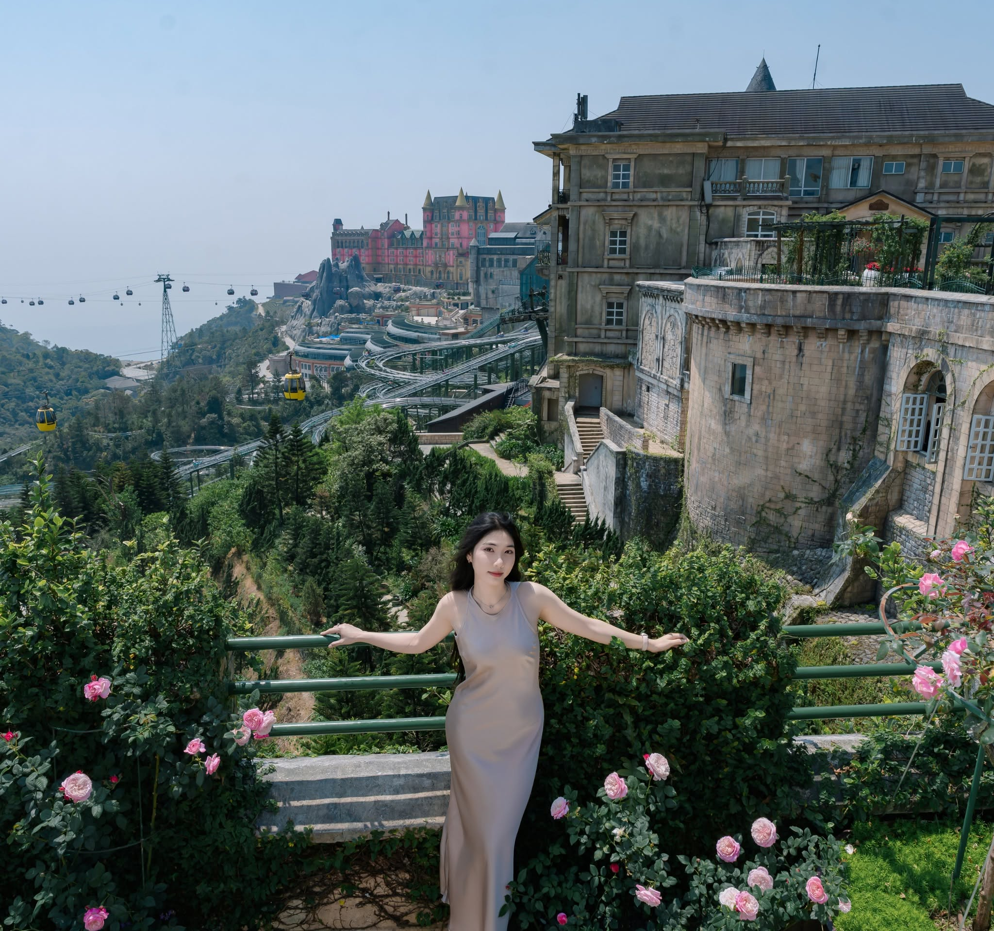 Du khách nên mua vé combo các dịch vụ tại Sun World Ba Na Hills để có giá hời nhất và trải nghiệm trọn vẹn. (Nguồn: Sưu tầm)
