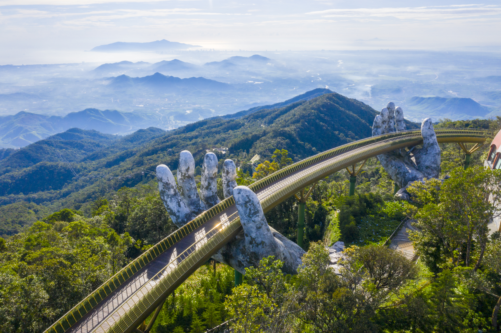 Cầu Vàng là điểm tham quan nổi bật nằm trong quyền lợi của vé cáp treo Bà Nà Hills. (Nguồn: Sưu tầm)