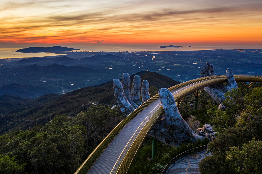 Cầu Vàng nổi bật giữa biển mây là biểu tượng không thể bỏ lỡ khi khám phá Sun World Ba Na Hills. (Nguồn: Sưu tầm)