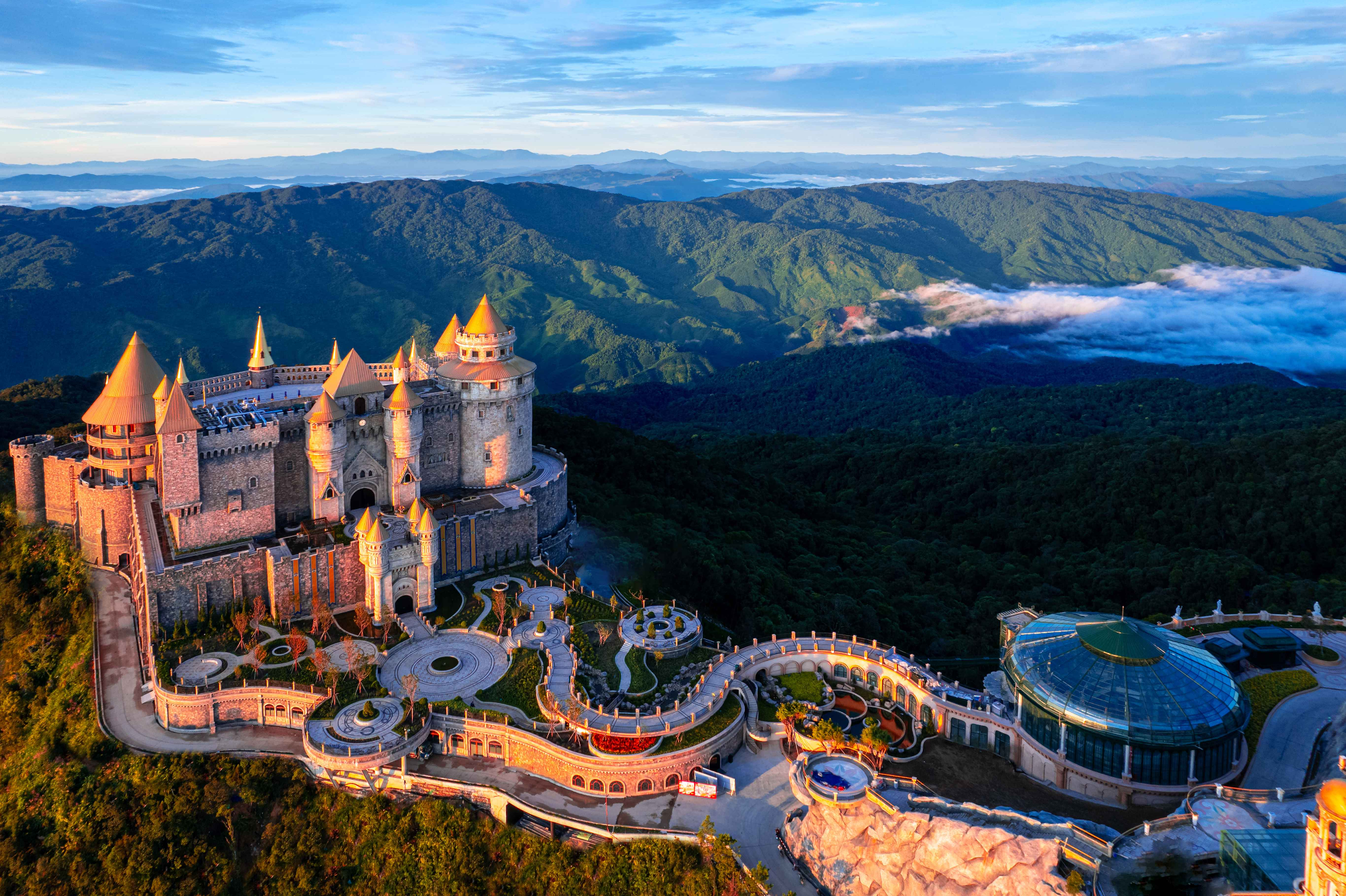 Du khách tận hưởng mùa hè sôi động tại Sun World Ba Na Hills trước khi hòa mình vào không khí DIFF 2026. (Nguồn: Sưu tầm)