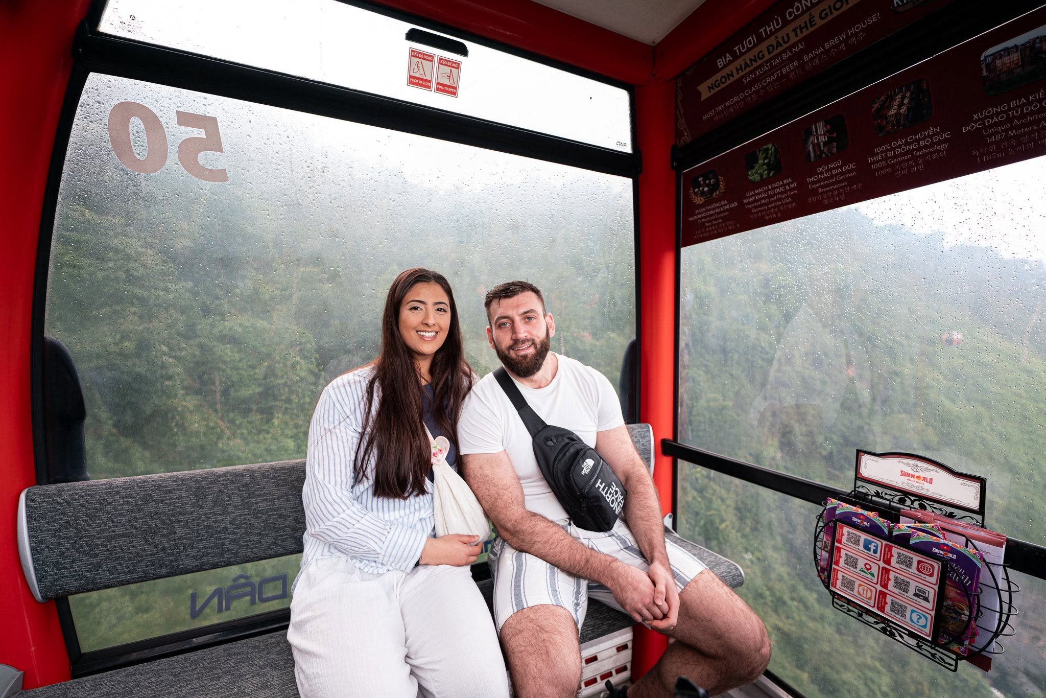 Toàn cảnh núi non hùng vĩ hiện ra từ cabin cáp treo trên hành trình đến Bà Nà Hills. (Nguồn: Sưu tầm)