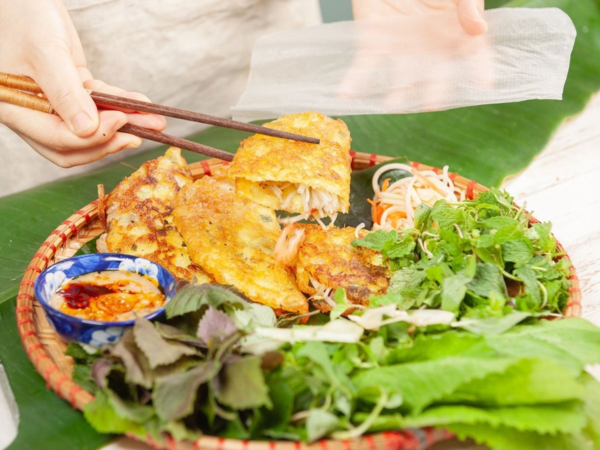 lop-vo-banh-day-vua-phai-mau-vang-uom-dac-trung-diem-nhan-biet-banh-xeo-da-nang