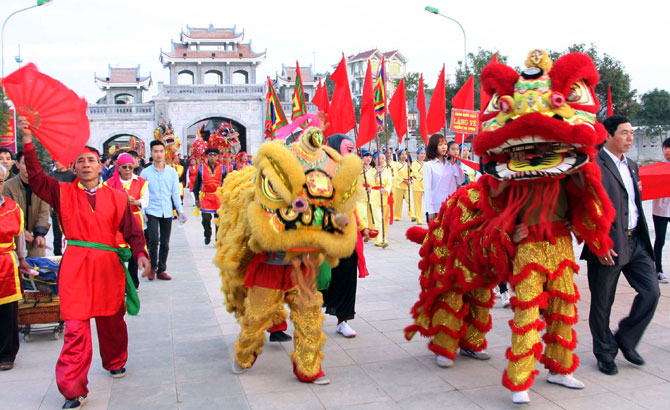 Nghệ thuật múa Lân Sư Rồng được trình diễn trong hội làng