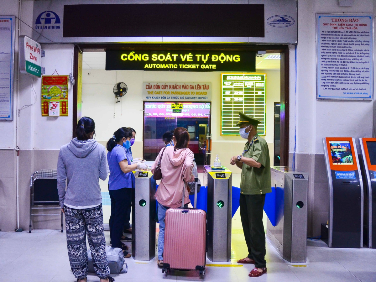 Du khách được nhân viên hỗ trợ check-in tại ga Đà Nẵng Du khách được nhân viên hỗ trợ check-in tại ga Đà Nẵng