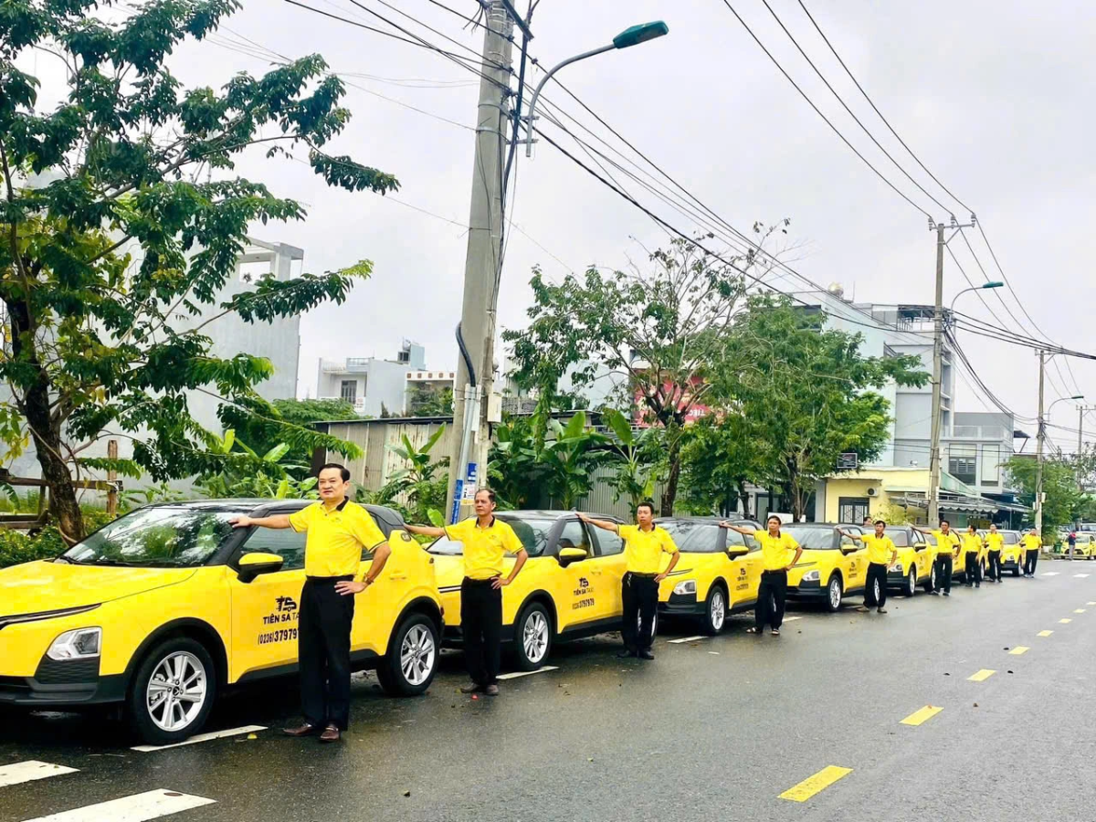 Taxi Tiên Sa gây chú ý với màu vàng nổi bật