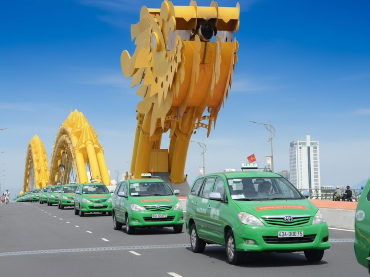 Taxi Mai Linh nổi bật trên cầu Rồng Đà Nẵng.