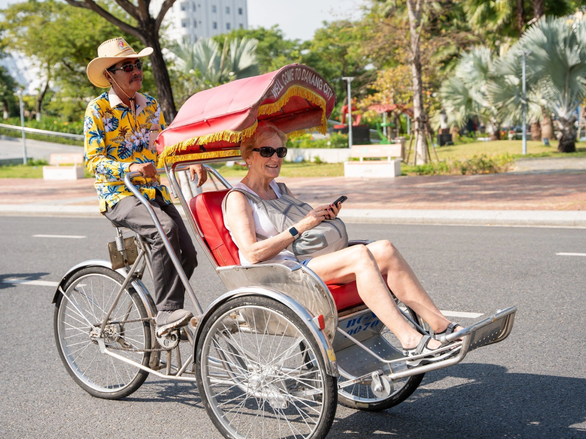 Du khách nước ngoài lựa chọn xích lô làm phương tiện di chuyển