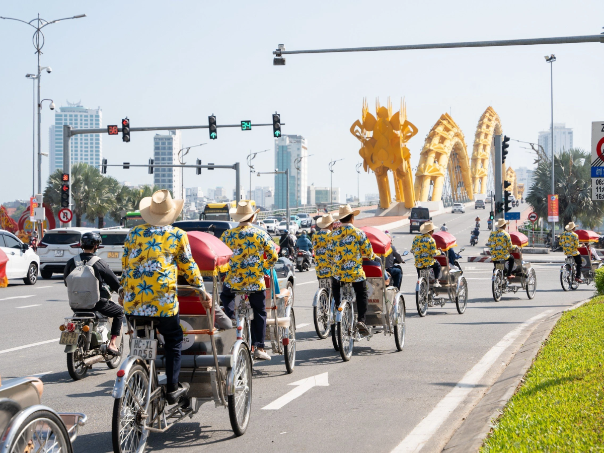 Du khách trải nghiệm xích lô ngắm cảnh cầu Rồng